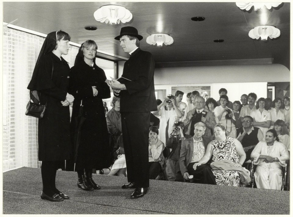 Modeshow in het Diaconessenhuis, Händellaan 2. NL-HlmNHA 54006982