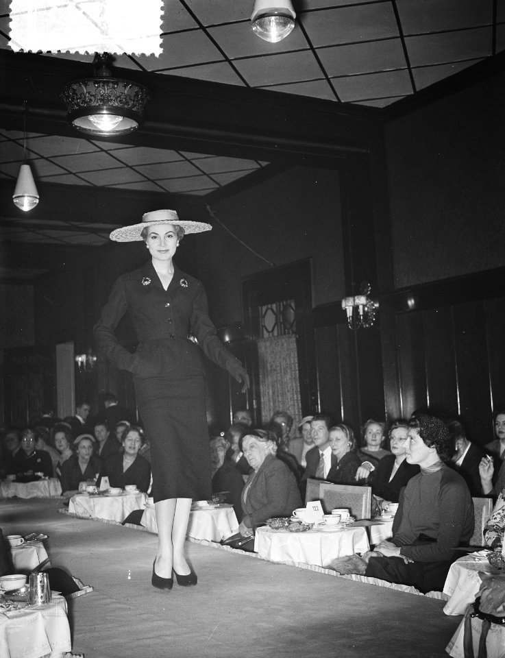 Modeshow mannequins Fath ten bate van het Koningin Wilhelmina Fonds, Bestanddeelnr 907-0513