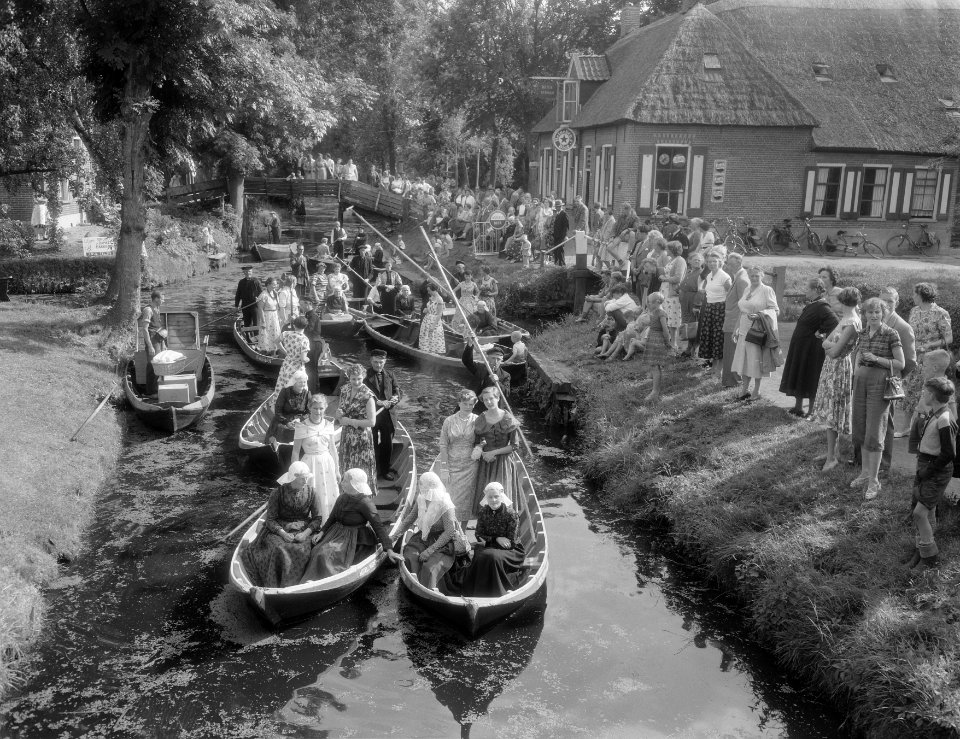 Modeshow in punters Giethoorn Nederlandse textiel, Bestanddeelnr 906-5851