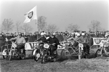 Motorcross Nederland tegen Belgie Gemert 500cc met zijspan vechten om 1e plaats , Bestanddeelnr 922-1567