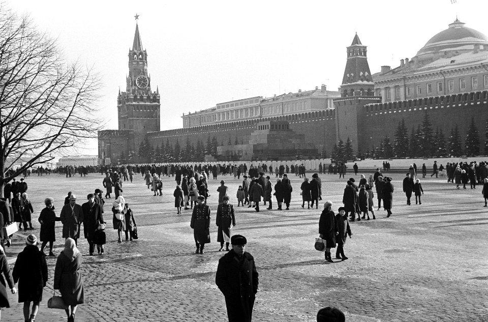 Moskou, nummer 6 Rode Plein (Kremlin), nummer 7 ijskarret op straat, Bestanddeelnr 920-1219