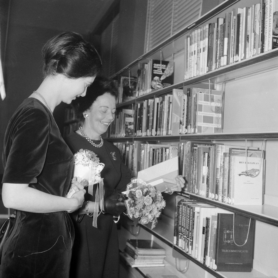 Mevrouw van Hall opent filiaal van de Openbare Leeszaal. Mevrouw van Hall tijden, Bestanddeelnr 913-2187