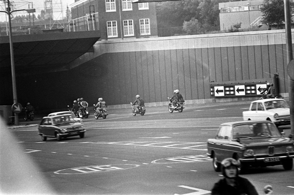Motorrijders rijden naar de ingang van de tunnel, Bestanddeelnr 928-0423