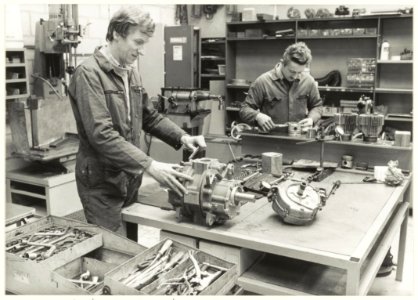 Motorrevisiebedrijf Perfect Parts b.v. in de Waarderpolder. NL-HlmNHA 54015299