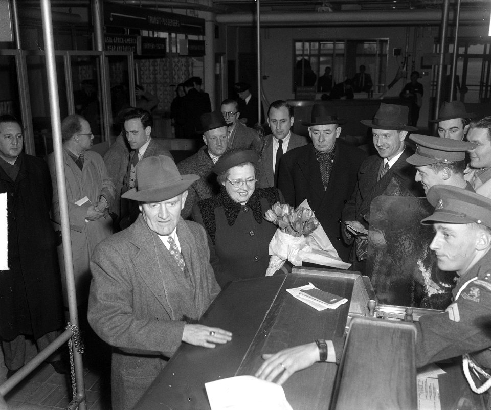 Mrs. Baker (Amerikaanse Koningin voor een dag) op Schiphol, Bestanddeelnr 903-8342