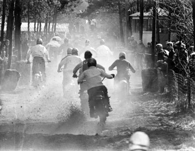 Motorcross in Gemert, de rijders tot en met 250 cc gaan van start, Bestanddeelnr 918-8330