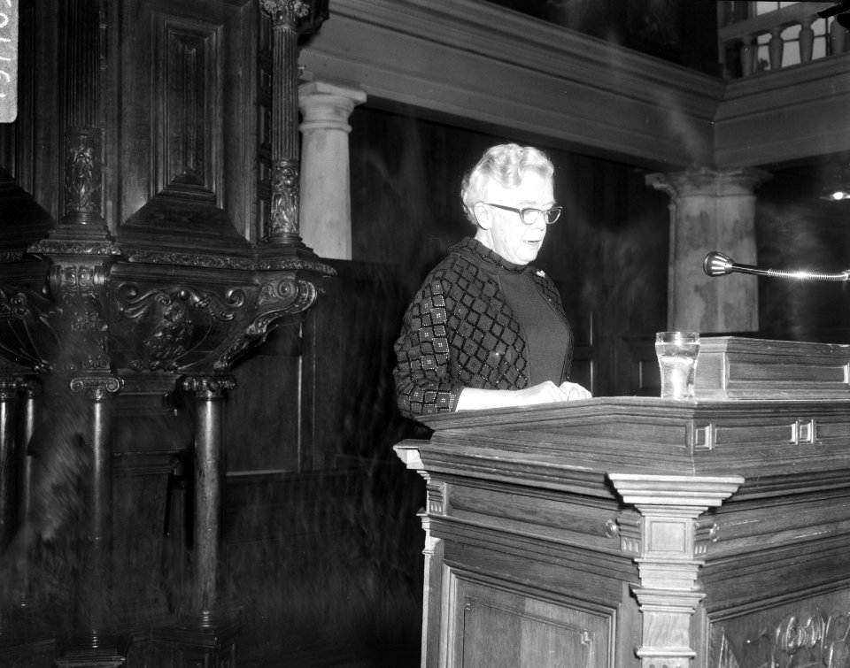 Mevr ir JH Mulder achter katheder in de aula van de Universiteit van Amsterd, Bestanddeelnr 919-7705