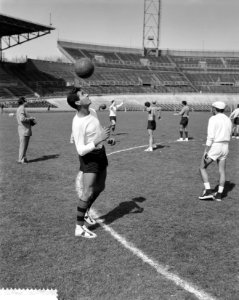 Mexicaanse speler houdt de bal hoog met het hoofd, Bestanddeelnr 912-3646 photo