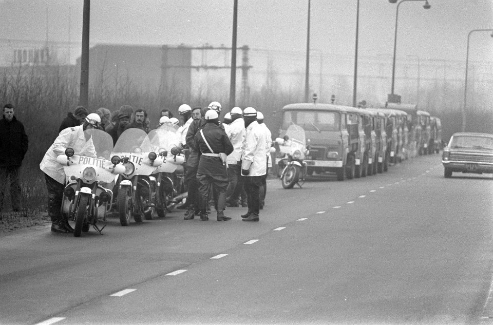 Motoragenten staan klaar om de zigeuners te begeleiden, Bestanddeelnr 926-9296