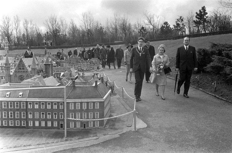 Mevrouw Marijnen , echtgenote van burgemeester Den Haag opent Madurodam, links J, Bestanddeelnr 922-2567