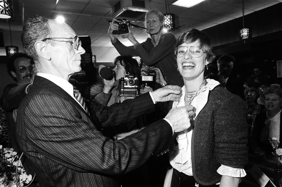 Mevrouw H. Jagersma wordt als eerste communistische burgemeester in Nederland in, Bestanddeelnr 932-0835