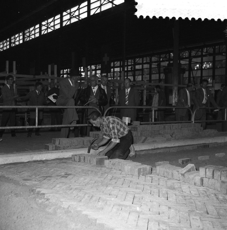 Metsel- en stratenmakerswedstrijd in de Ahoyhal te Rotterdam, Bestanddeelnr 910-4825