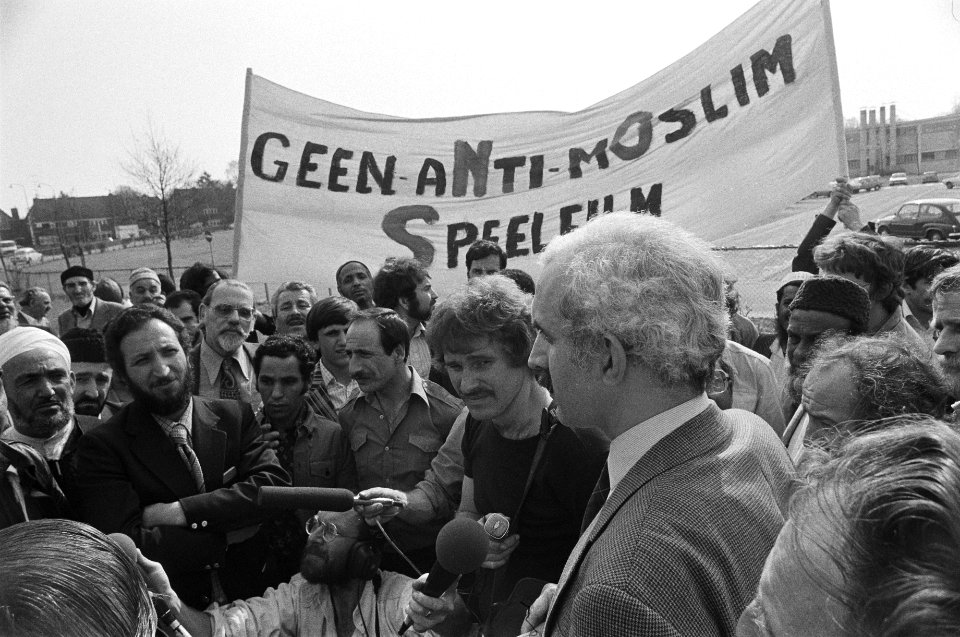 Moslims demonstreren voor het gebouw van de NOS tegen eventueel uitzenden van de, Bestanddeelnr 930-7715