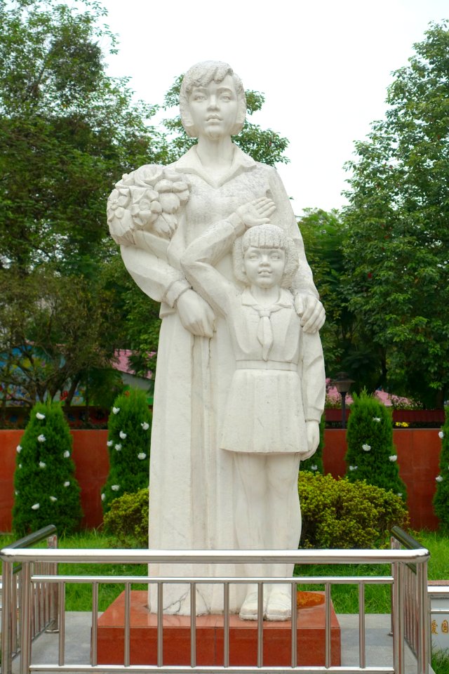 Mother and Daughter, Shi’er Qiao Martyrs’ Tombs - Chengdu Culture Park - Chengdu, China - DSC03928