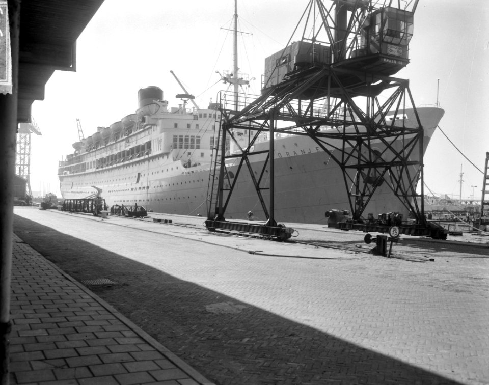 Ms De Oranje in dok bij Nederlandse Dok en Scheepsbouw Mij , Ms Oranje aan de , Bestanddeelnr 916-8385