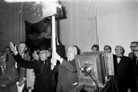 Mr. Van Thiel (voorzitter Tweede Kamer) opent tentoonstelling Ons Lieve Leven h…, Bestanddeelnr 926-0542