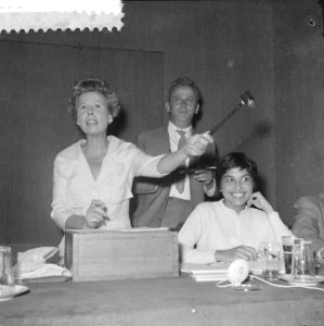 Mary Dresselhuys als veilingmeester bij Mak van Waay, Bestanddeelnr 910-6920