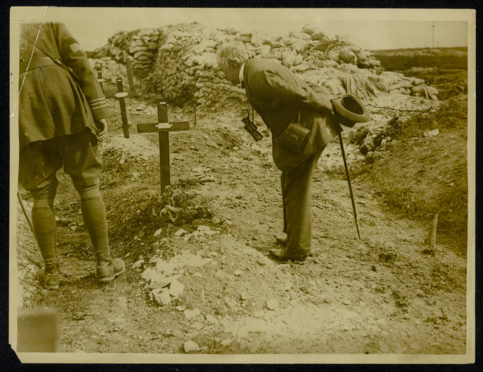 Mr Lloyd George looking at a British sodiers grave, Bestanddeelnr 158-0458