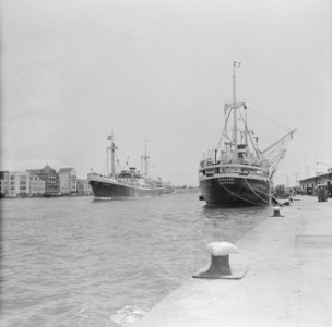 Ms. Nestor in de haven van Willemstad. Rechts ms. Stentor uit Amsterdam, Bestanddeelnr 252-2324