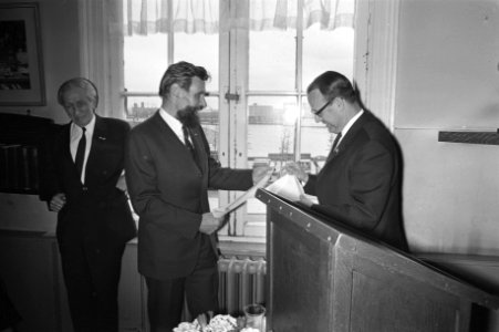 Mr Pieter van Vollenhoven tijdens de feestelijke bijeenkomst, Bestanddeelnr 925-5920