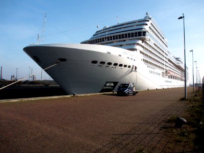 MSC Magnifica at IJmuiden locks, IMO 9387085, photo 6