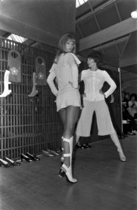 Mary Quant toont haar zomerlaarzen op schoenenbeurs te Utrecht model Gladiator, Bestanddeelnr 922-2257 photo