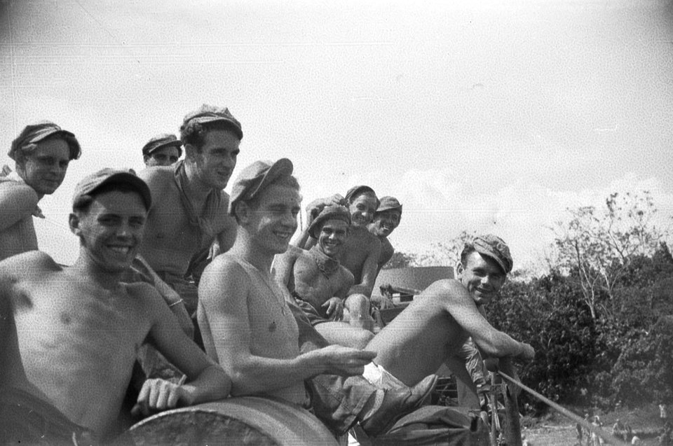 Mauritsbaai, Zuid-Java. Aanvoer van materieel met L.S.T. Pelikaan. Het mortier, Bestanddeelnr 408-2-5