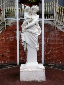 Marpent (Nord, Fr) statue Sapho devant la mairie