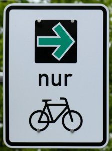 München, Grüner Pfeil Fahrrad, 1