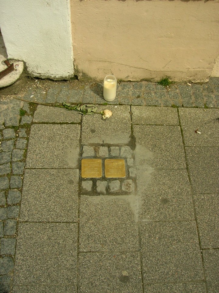 Marktplatz 2 Eichstätt -Stolpersteine Liebmann (1)