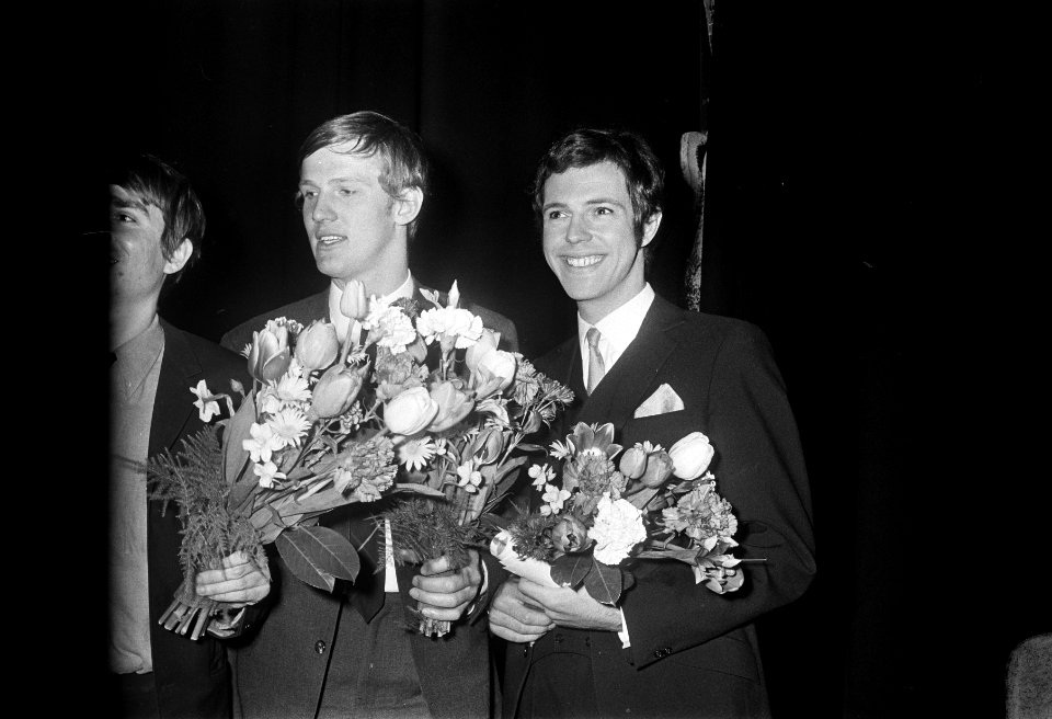 Marnix Kappers wint ICC-concours. Marnix Kappers met bloemen, Bestanddeelnr 921-2957