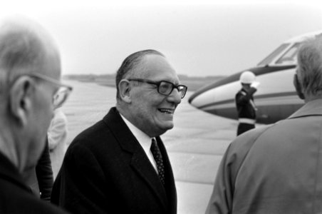 Maurice Schumann , minister van Buitenlandse Zaken van Frankrijk , arriveert op , Bestanddeelnr 922-9450