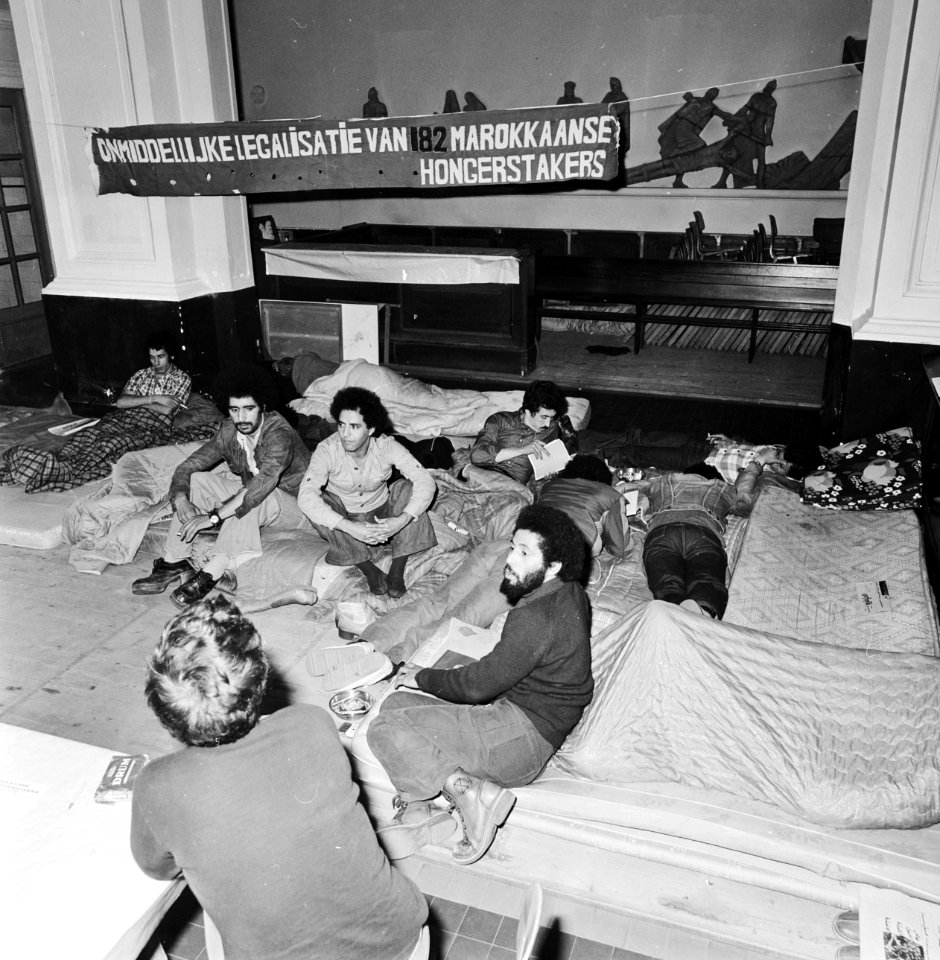Marokkanen die het land uit moeten in hongerstaking in de kerk De Duif in Amster, Bestanddeelnr 929-8217