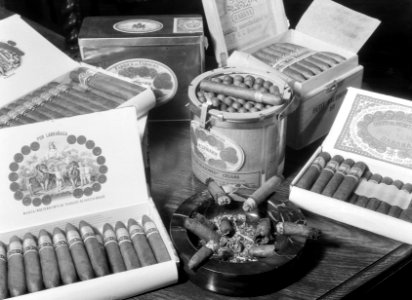 Marmeren asbak met sigarenpeuken met daar omheen enkele verpakkingen sigaren van, Bestanddeelnr 191-0040