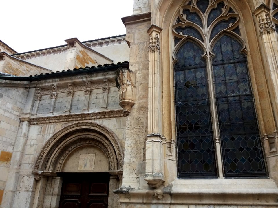 Lyon 5e - Église Saint-Paul, vestige du porche qui la reliait à l'église Saint Laurent (1)