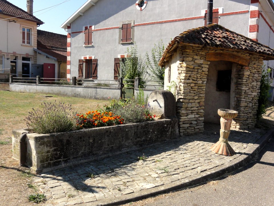 Marre (Meuse) puits-abreuvoir et abri