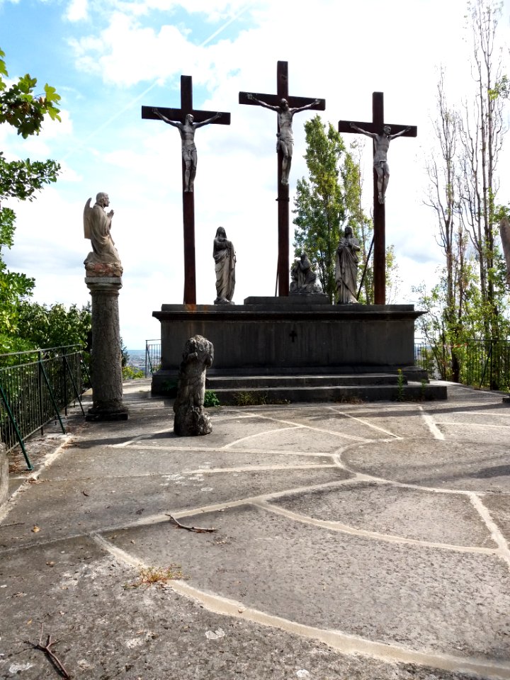 Lyon 5e - Église Saint Irénée, calvaire, avec statues gauches