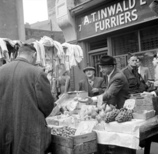 Marktkoopman met fruit rekent af met klant, Bestanddeelnr 191-0969