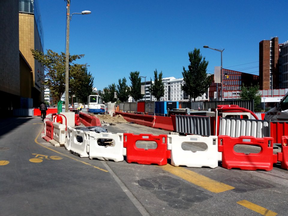 Lyon 3e - Rue Mouton-Duvernet, pose d'une canalisation reliant le parking LPA à la centrale de production de froid (2)