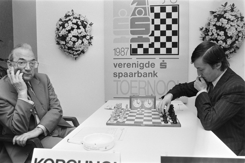 Max Euwe Schaakvierkamp in Amsterdam Kortsjnoj (l) tegen Karpov, Bestanddeelnr 933-9734