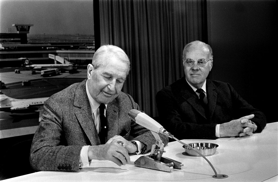 Maurice Chevalier , zanger uit Frankrijk, arriveert op Schiphol. Persconferentie, Bestanddeelnr 923-2954