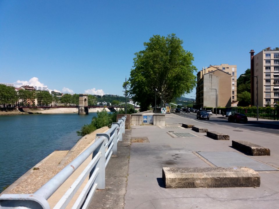 Lyon 4e - Quai Joseph Gillet, côté nord depuis la rue des Entrepôts