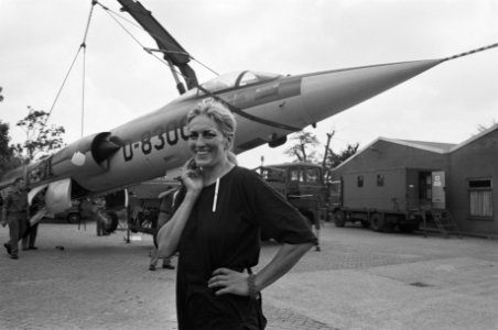 Marte Roling poseert voor de straaljager, Bestanddeelnr 934-4879