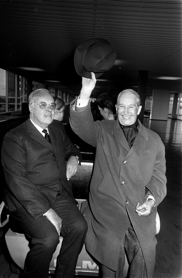 Maurice Chevalier, zanger uit Frankrijk, arriveert op Schiphol. Maurice Chevalie, Bestanddeelnr 923-2952