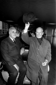Maurice Chevalier, zanger uit Frankrijk, arriveert op Schiphol. Maurice Chevalie, Bestanddeelnr 923-2952