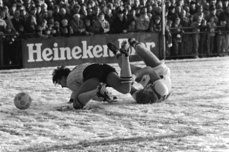 Mölby (r) (Ajax) rolt door de sneeuw met Haze (DWV), Bestanddeelnr 932-8045