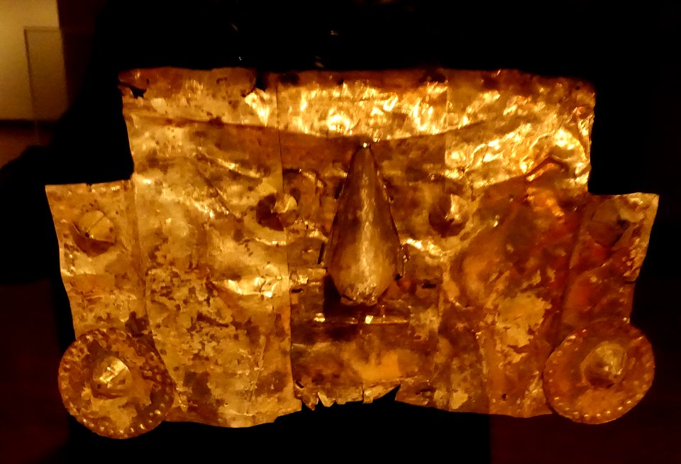 Mask, Peru, Lambayeque, far north coast, c. 700-1200 AD, gold - Krannert Art Museum, UIUC - DSC06392