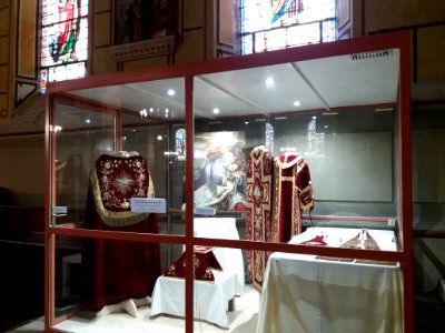 Lyon 4e - Rue Jacques-Louis Hénon - Église Saint-Denis, exposition de vêtements liturgiques et d'un tableau (1)