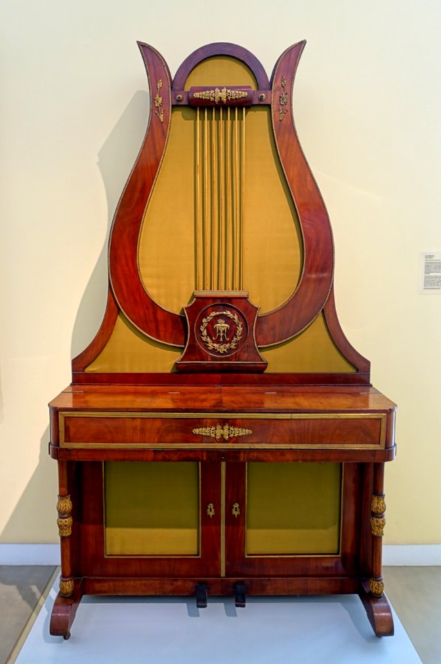 Lyre piano, Johann Crhistian Schleip, Berlin, c. 1840, mahogany veneer, gilt bronze - Germanisches Nationalmuseum - Nuremberg, Germany - DSC03325