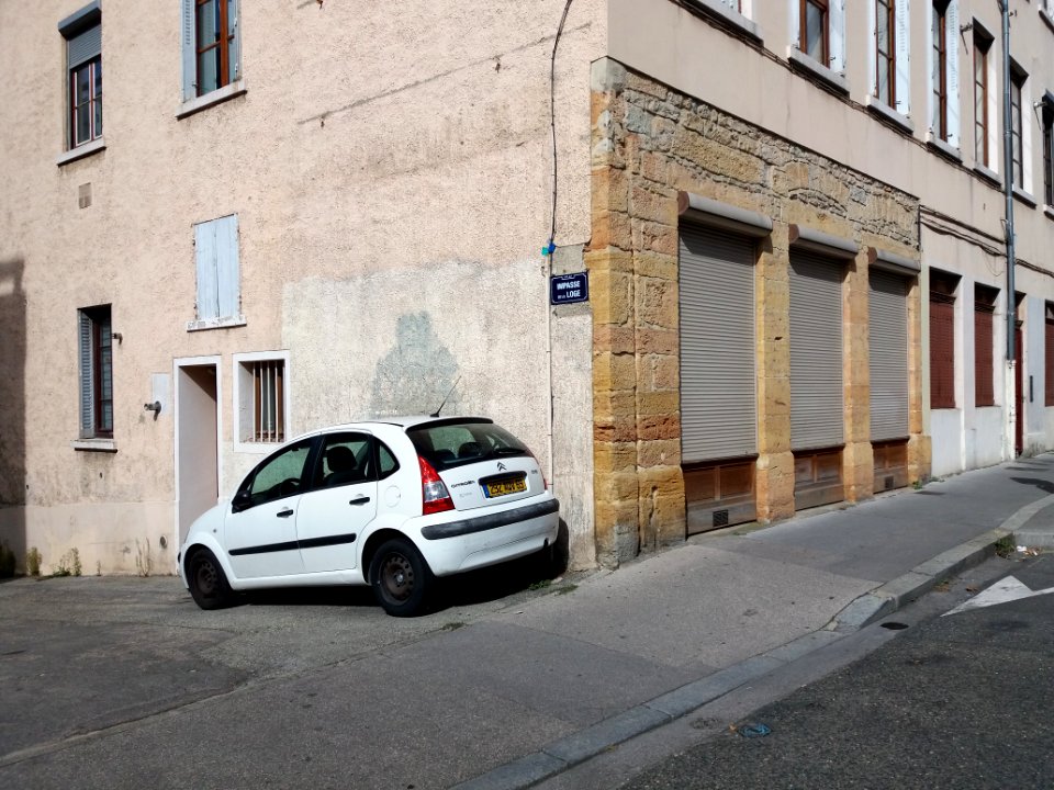 Lyon 4e - Rue de Cuire, devanture en pierre à l'angle de l'impasse de la Loge